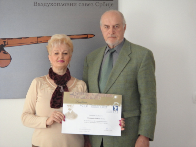 Название: Predsednik VSJ Bulatovic urucio Diplomu Paul Tissandier prof. Radmili Tonkovic.JPG
Просмотров: 5553

Размер: 133.7 Кб