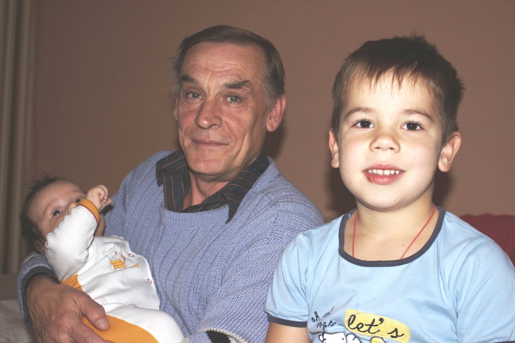 Название: Саша с дедушкой Валерой и младшим братиком 1.jpg
Просмотров: 1947

Размер: 149.0 Кб